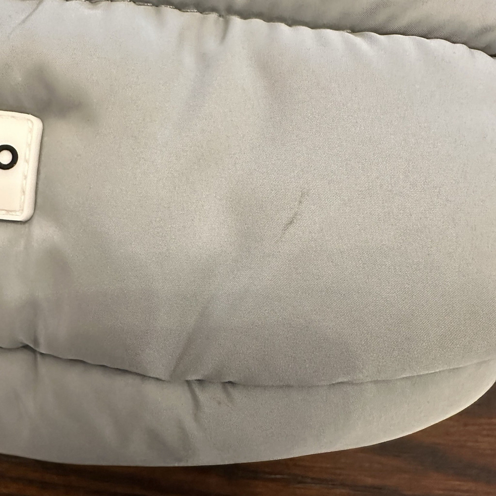 Wilo the Label Puffer Travel Bag Light Green with Adjustable Crossbody Strap - Picture 2 of 8